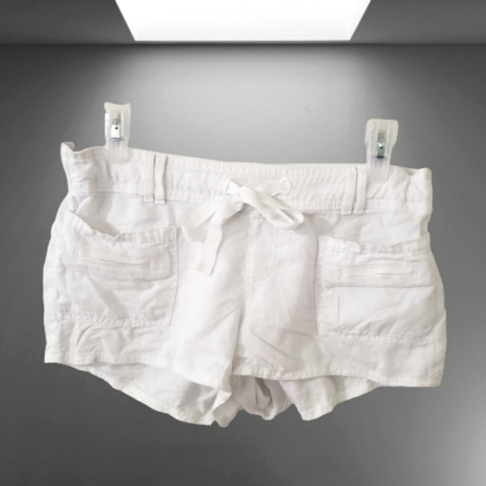 White shorts with bow
